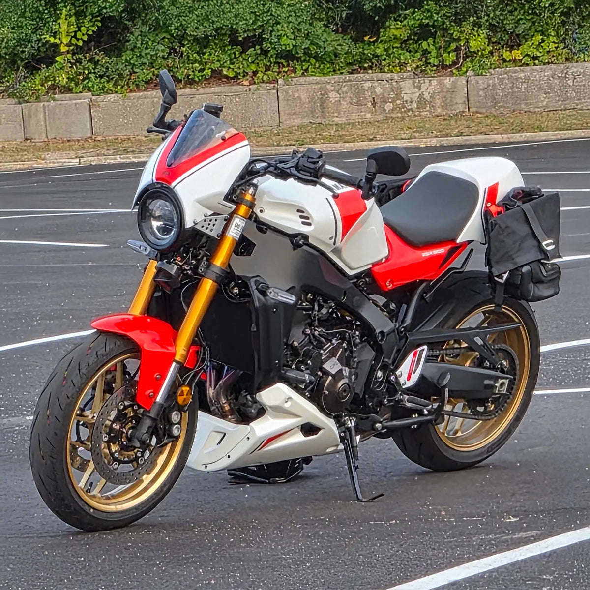PYRAMID XSR900用　ホワイト/レッド Yamaha XSR900 2022 > Silky White Belly Pan by Pyramid | STP Racing