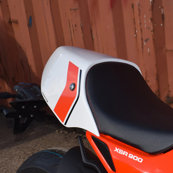 Yamaha XSR900 Legend Red seat cowl 2025 >  by Pyramid.