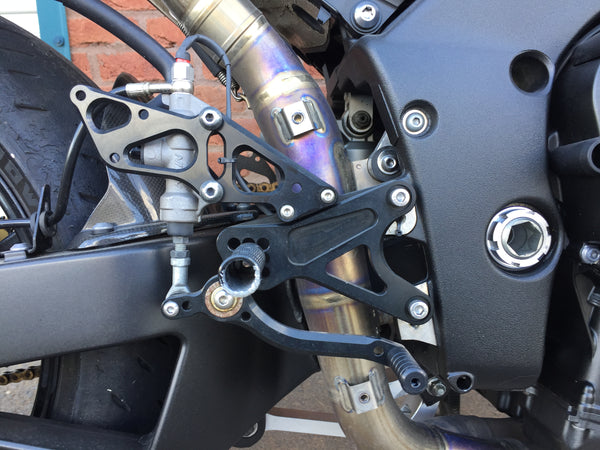 2009 Yamaha YZF-R1 "Big Bang" : Black low mileage